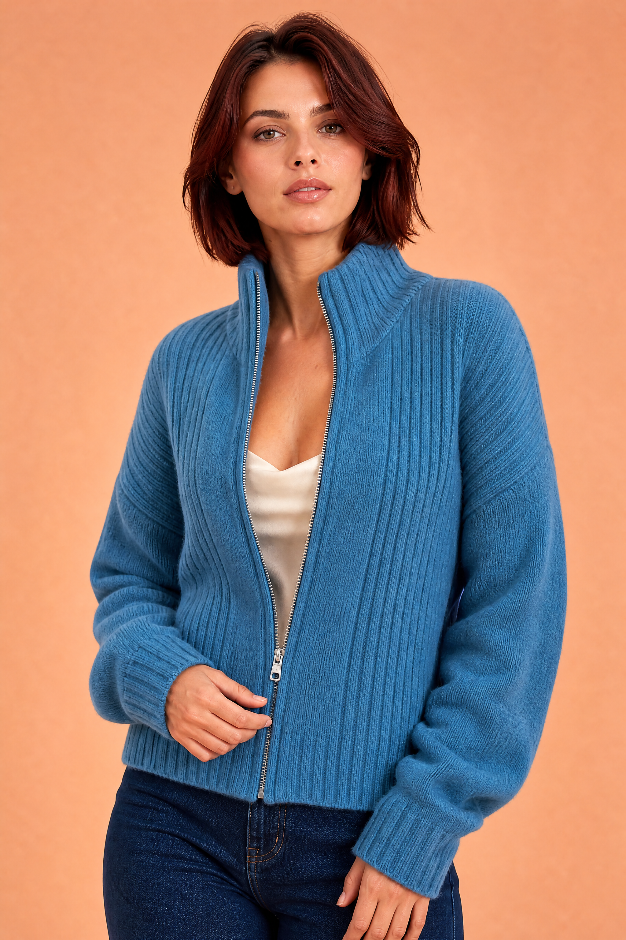 Gilet bleu zippé col montant | Vue rapprochée | Lounelle Paris