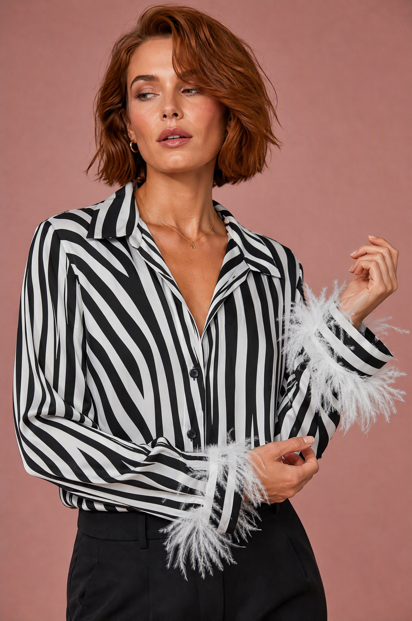 Chemise noire imprimé zébré à plumes | Vue rapprochée | Lounelle Paris