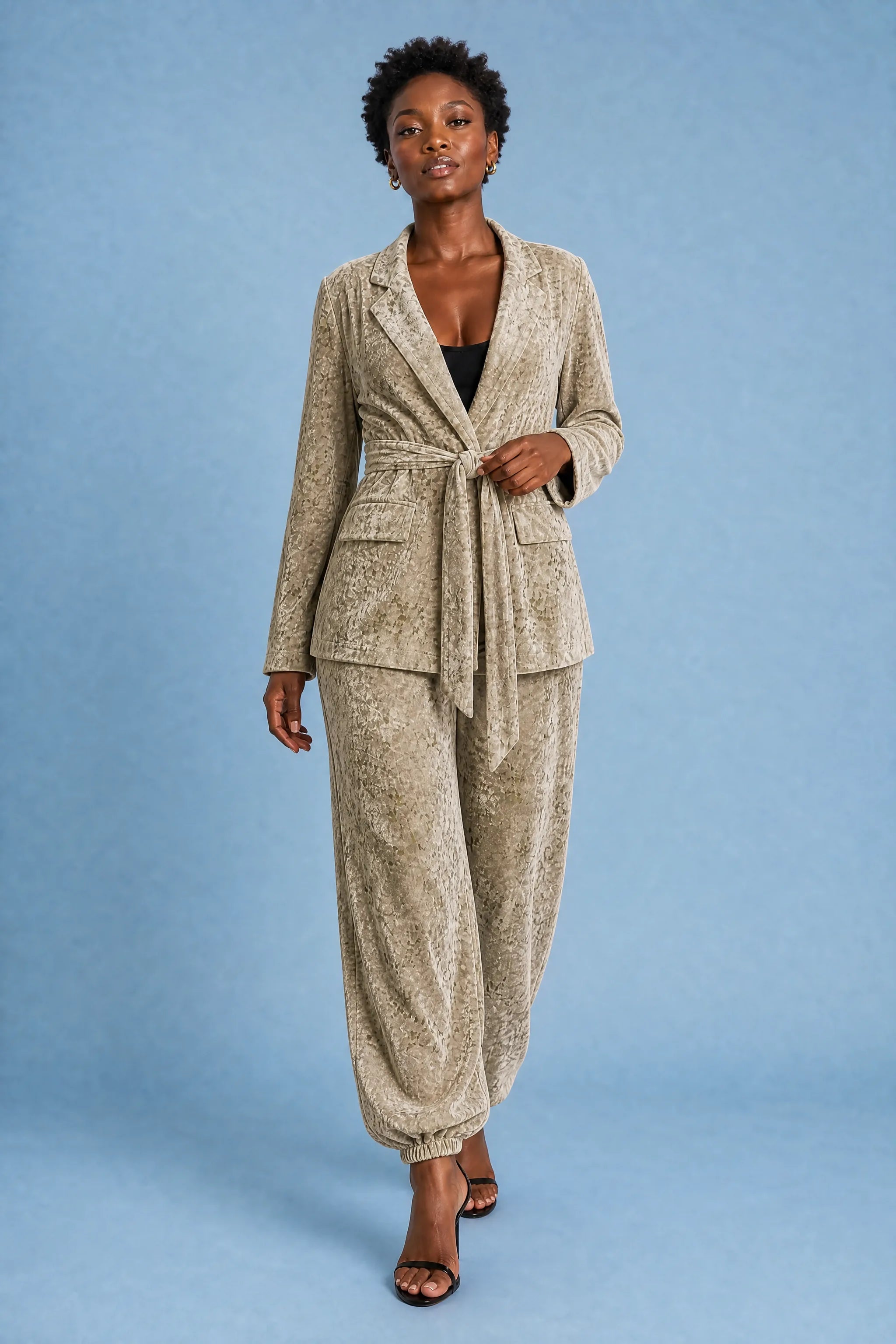 Ensemble beige en velours ceinturé | Vue en mouvement | Lounelle Paris