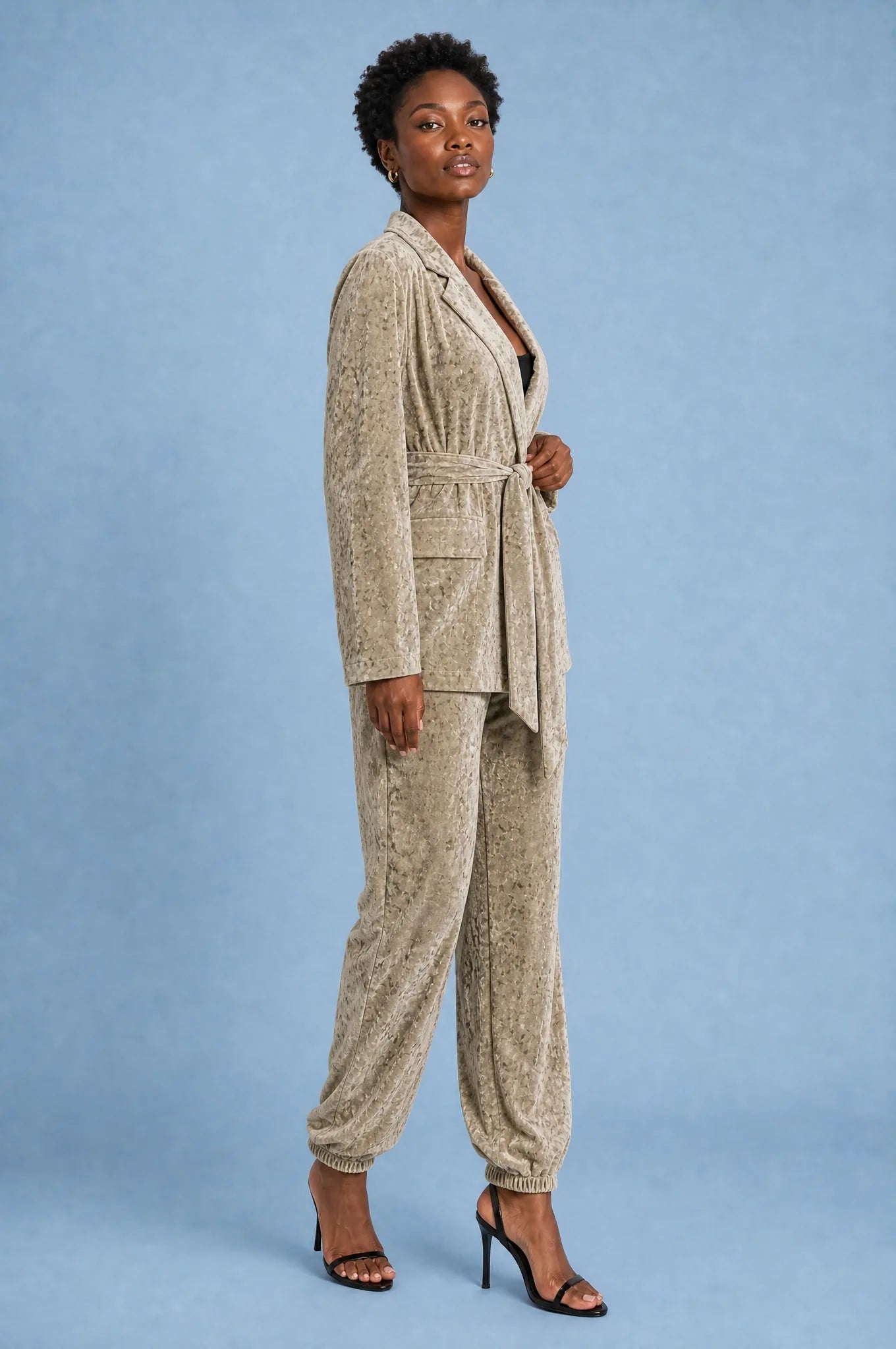 Ensemble beige en velours ceinturé | Vue de profil | Lounelle Paris