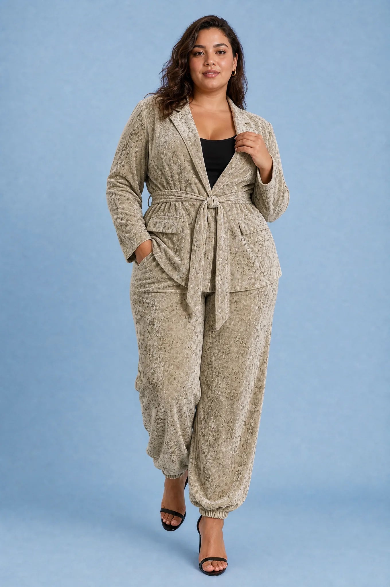 Ensemble beige en velours ceinturé | Porté sur une silhouette plus ronde | Lounelle Paris
