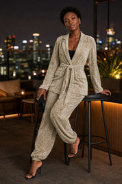Ensemble beige en velours ceinturé | Deuxième photo lifestyle | Lounelle Paris