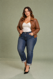 Jean mom bleu foncé taille haute coupe droite | Porté sur une silhouette plus ronde | Lounelle Paris