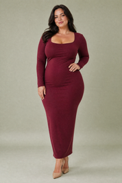 Robe longue bordeaux moulante col carré | Porté sur une silhouette plus ronde | Lounelle Paris