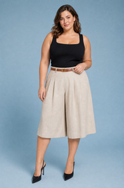 Short beige taille haute ceinturé | Porté sur une silhouette plus ronde | Lounelle Paris