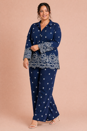 Ensemble bleu marine ample brodé | Porté sur une silhouette plus ronde | Lounelle Paris
