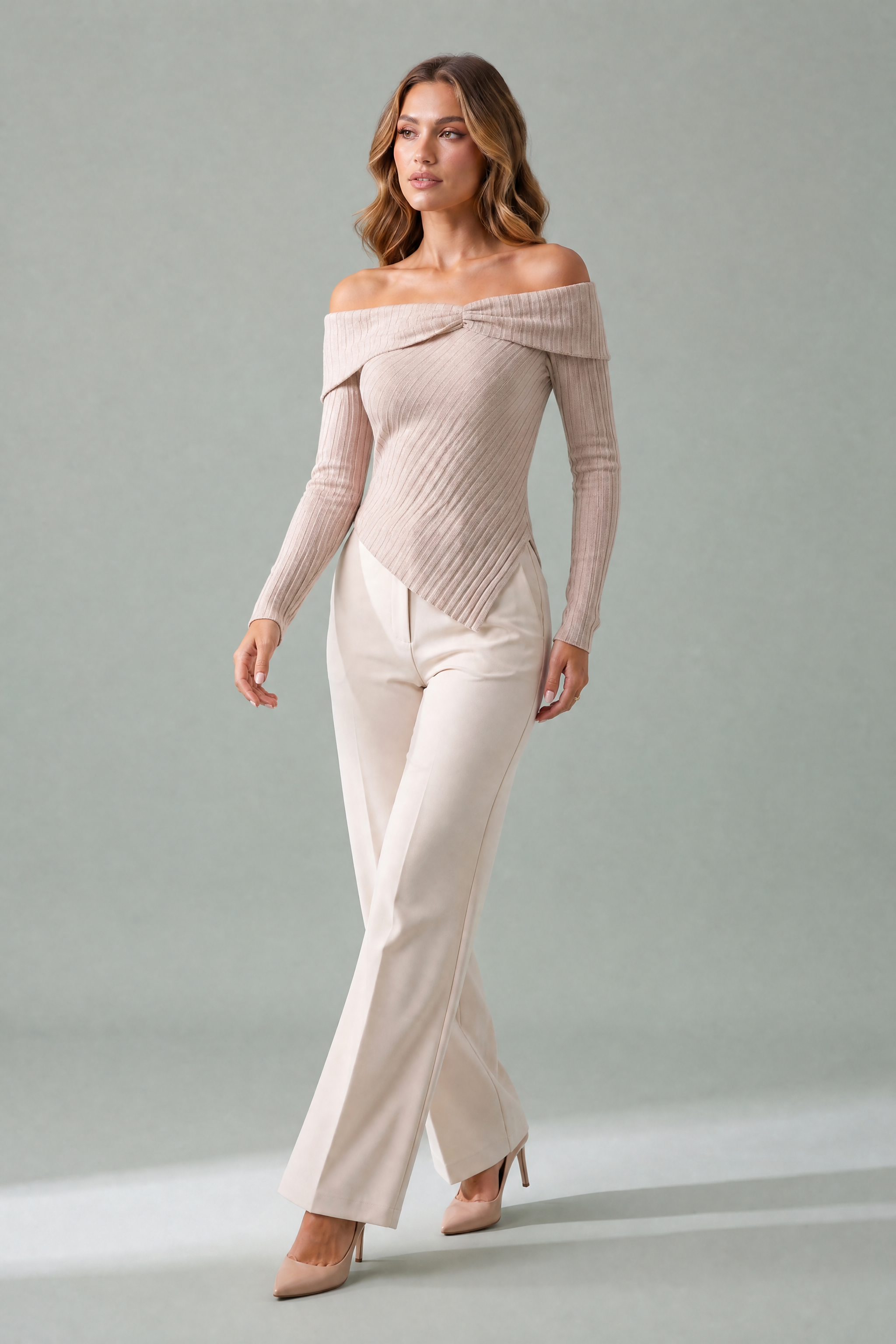 Top beige épaules dénudées asymétrique | Vue en mouvement | Lounelle Paris