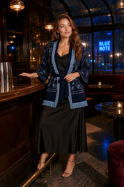 Gilet bleu marine col V franges | Deuxième photo lifestyle | Lounelle Paris