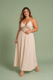 Robe longue Beige col halter | Porté sur une silhouette plus ronde | Lounelle Paris