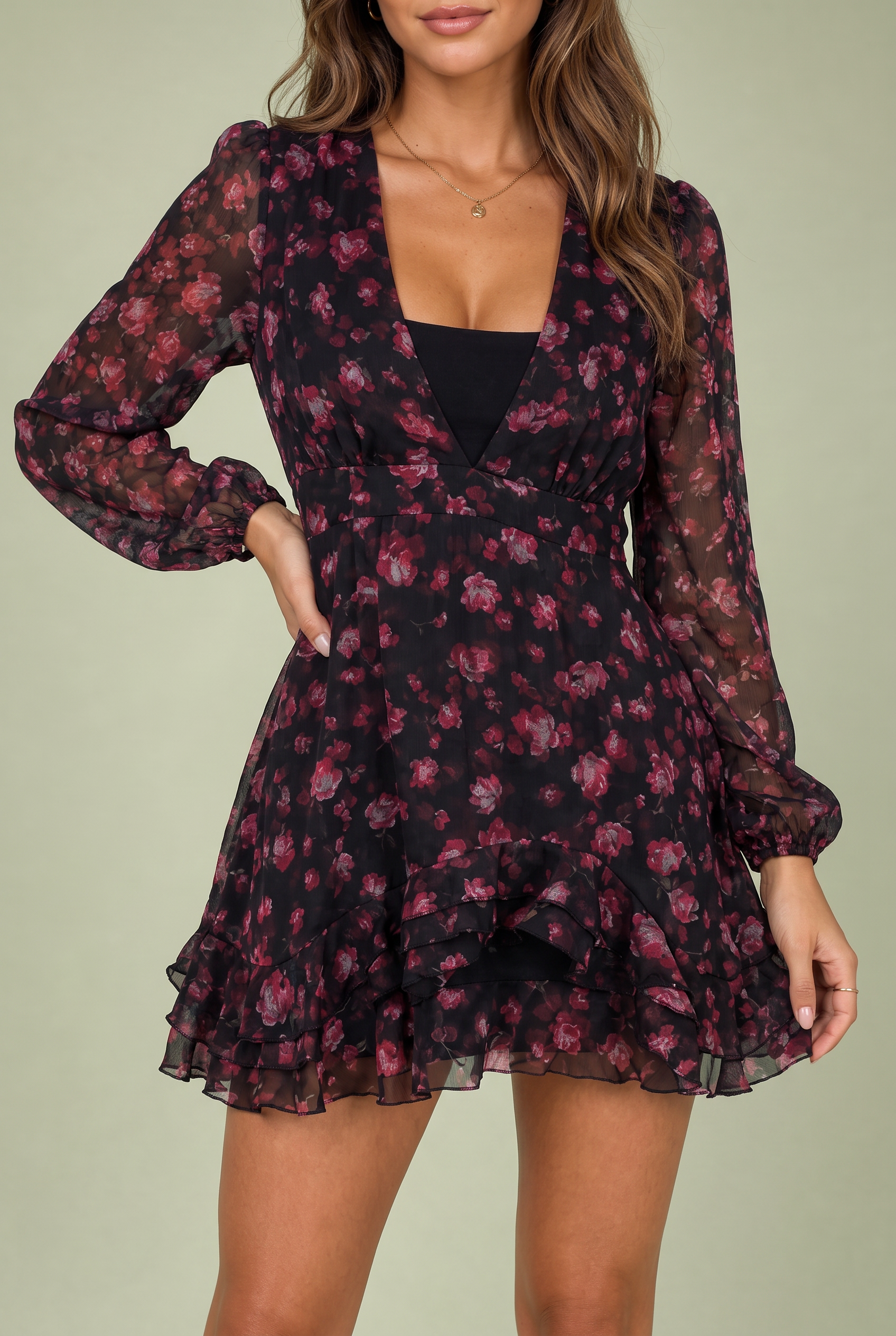 Robe noire fleurie décolleté en V | Vue rapprochée | Lounelle Paris