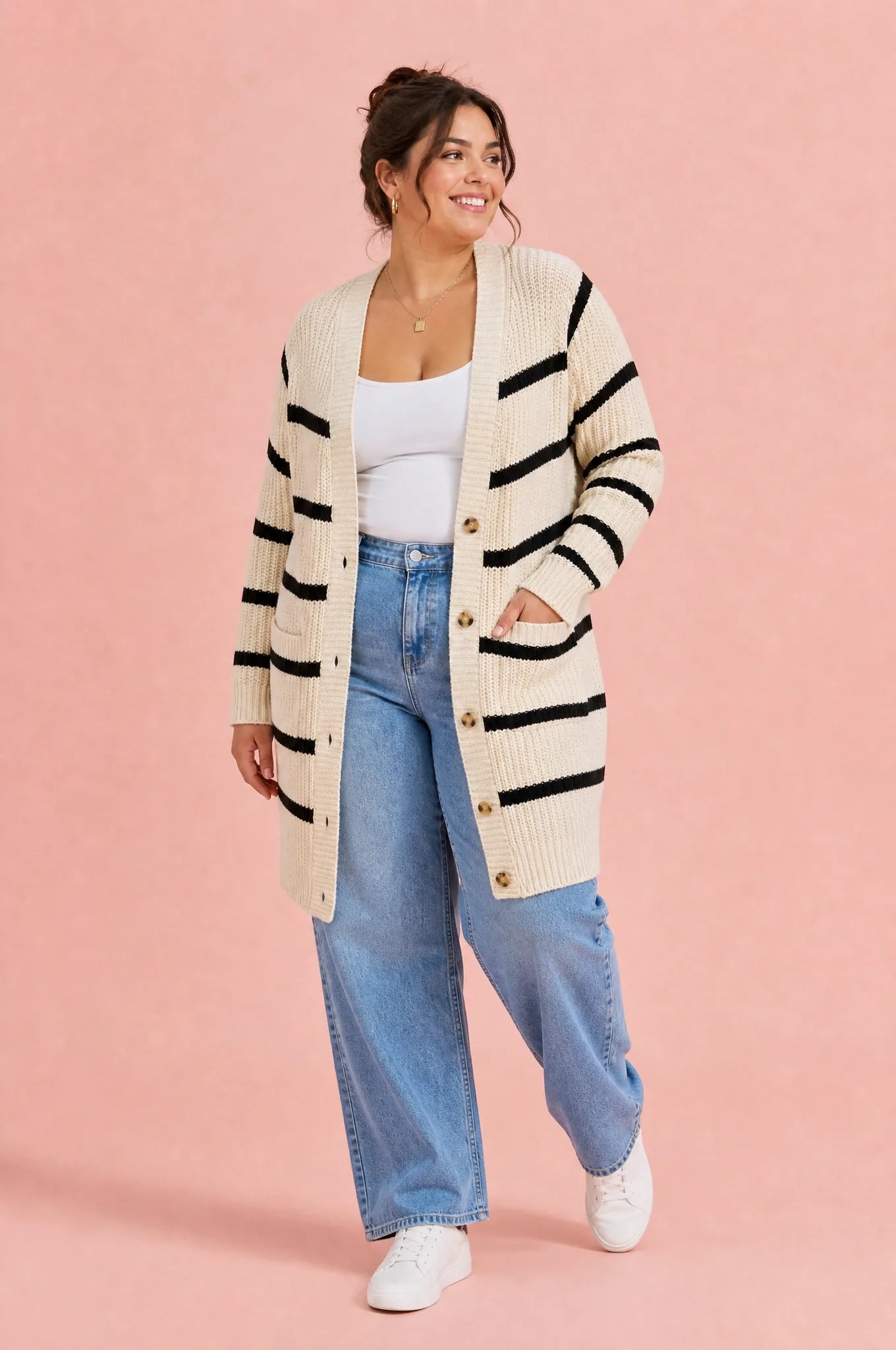 Gilet abricot rayé mi-long | Porté sur une silhouette plus ronde | Lounelle Paris