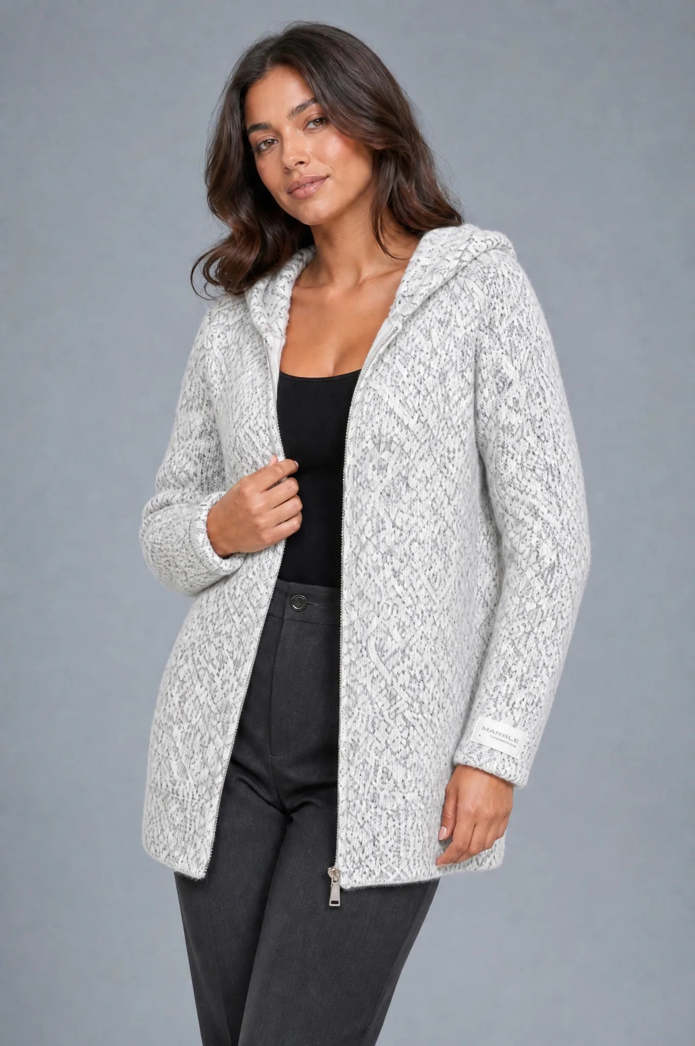 Gilet en maille à capuche zippé | Vue rapprochée | Lounelle Paris