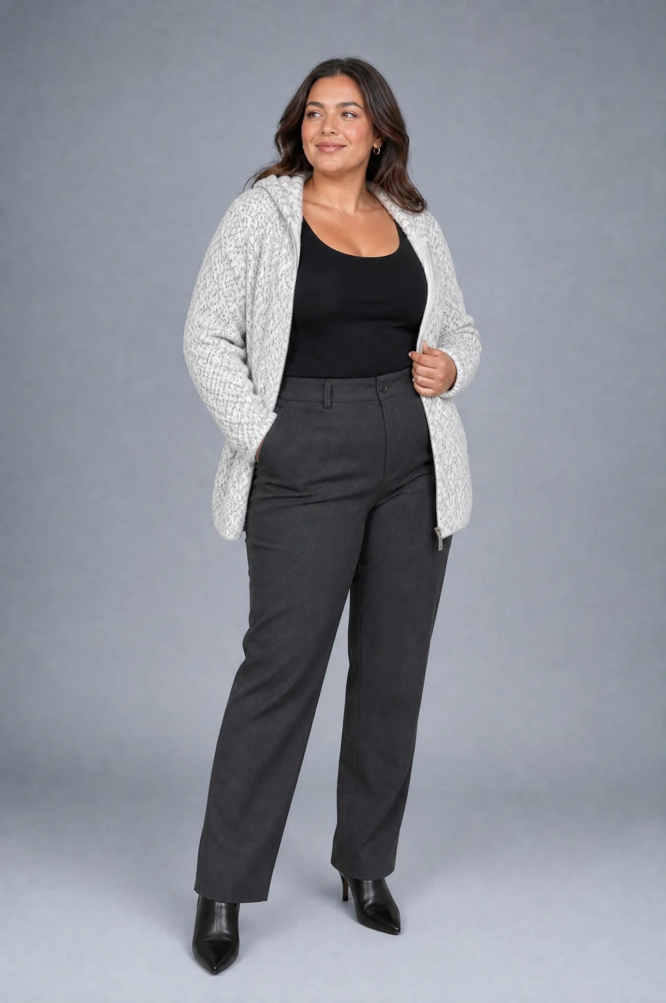 Gilet en maille à capuche zippé | Porté sur une silhouette plus ronde | Lounelle Paris