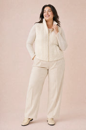 Gilet sans manches blanc cassé col montant | Porté sur une autre silhouette | Lounelle Paris