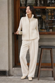 Gilet sans manches blanc cassé col montant | Deuxième photo lifestyle | Lounelle Paris