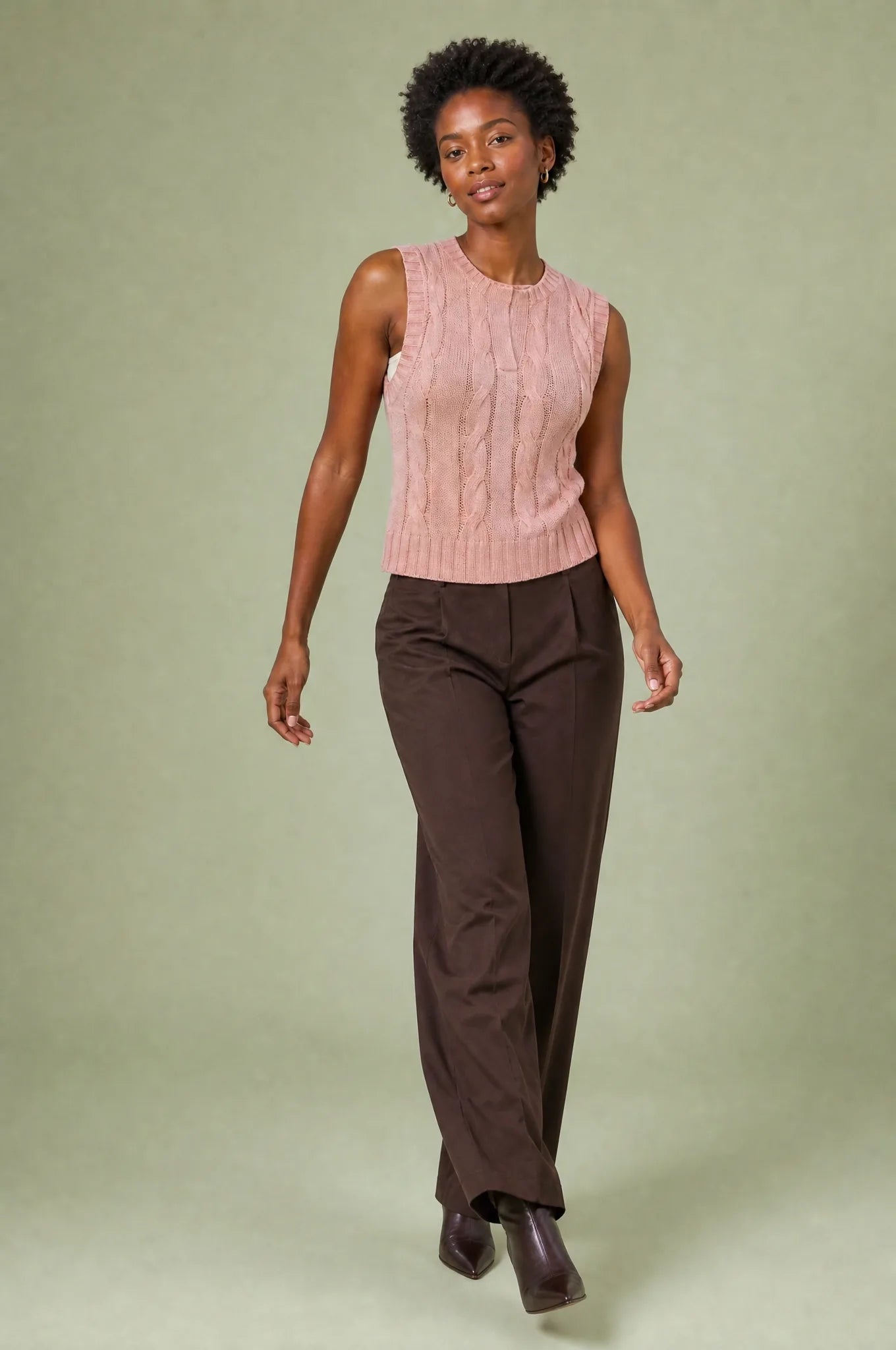 Gilet sans manches rose poudré torsadé | Vue en mouvement | Lounelle Paris