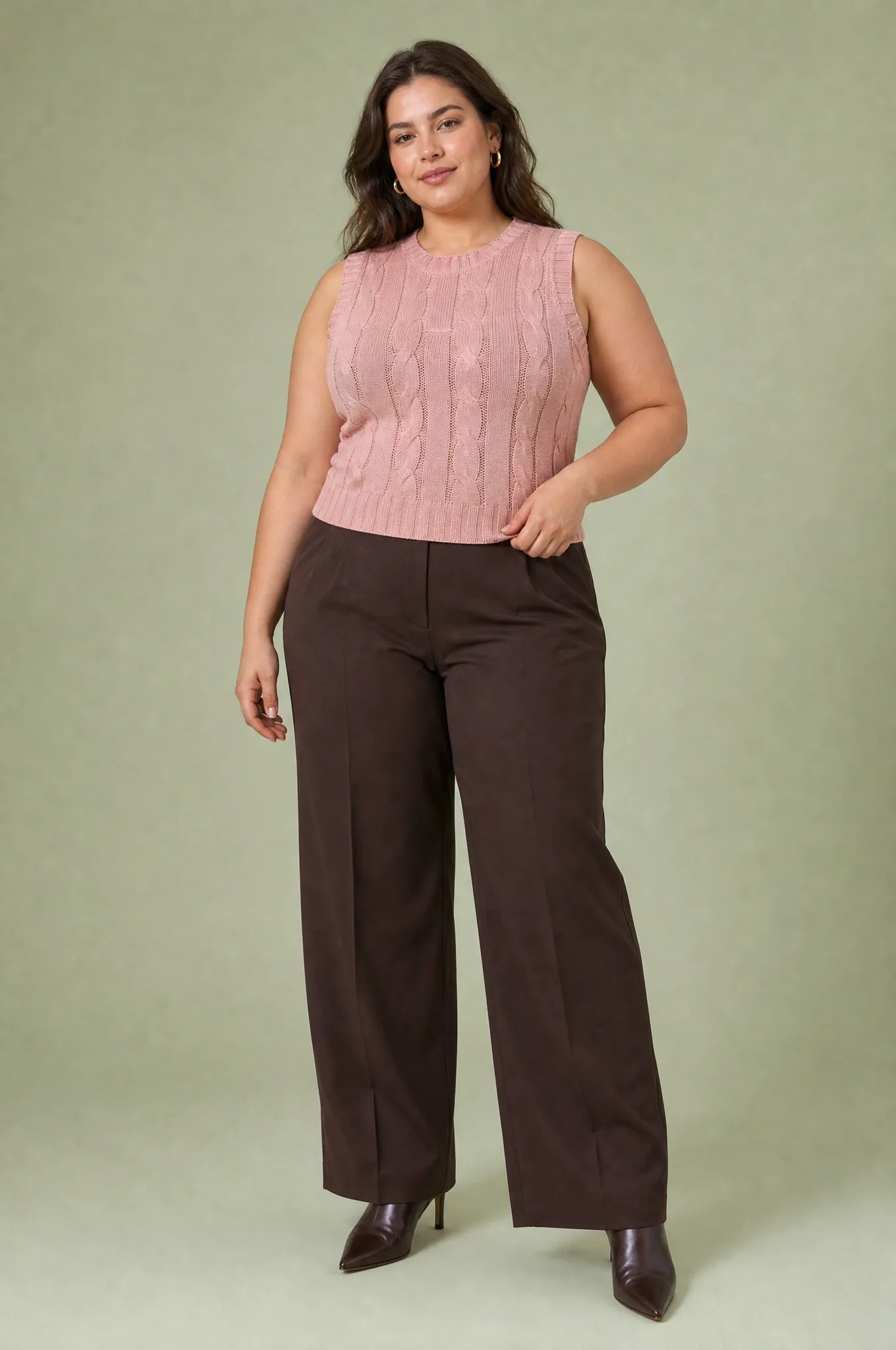 Gilet sans manches rose poudré torsadé | Porté sur une silhouette plus ronde | Lounelle Paris