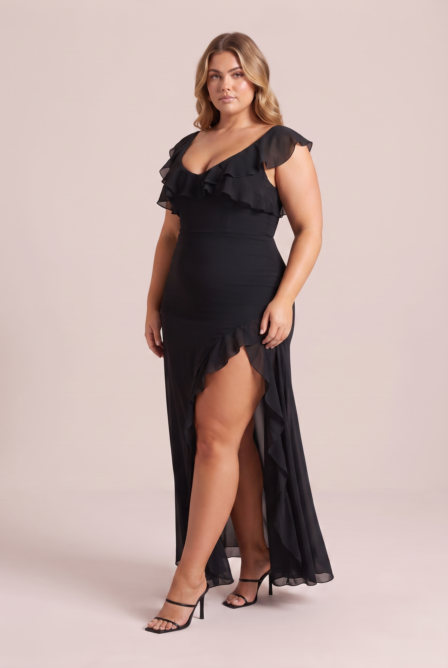 Robe noire asymétrique fendue | Porté sur une silhouette plus ronde | Lounelle Paris