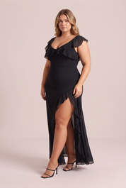 Robe noire asymétrique fendue | Porté sur une silhouette plus ronde | Lounelle Paris