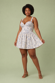 Robe bleue fleurie bustier corset | Porté sur une silhouette plus ronde | Lounelle Paris