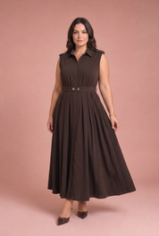 Robe marron col chemise ceinturée | Porté sur une silhouette plus ronde | Lounelle Paris
