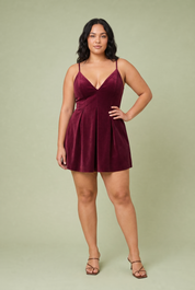 Robe bordeaux à fines bretelles | Porté sur une silhouette plus ronde | Lounelle Paris
