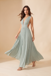Robe longue vert sauge plissée taille nouée | Vue en mouvement | Lounelle Paris