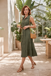 Robe vert militaire col chemise ceinturée | Photo lifestyle | Lounelle Paris