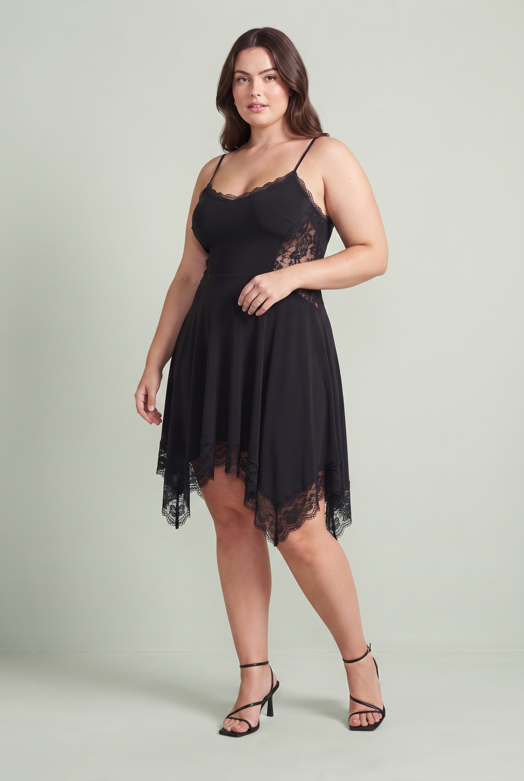 Robe noire asymétrique en dentelle | Porté sur une silhouette plus ronde | Lounelle Paris