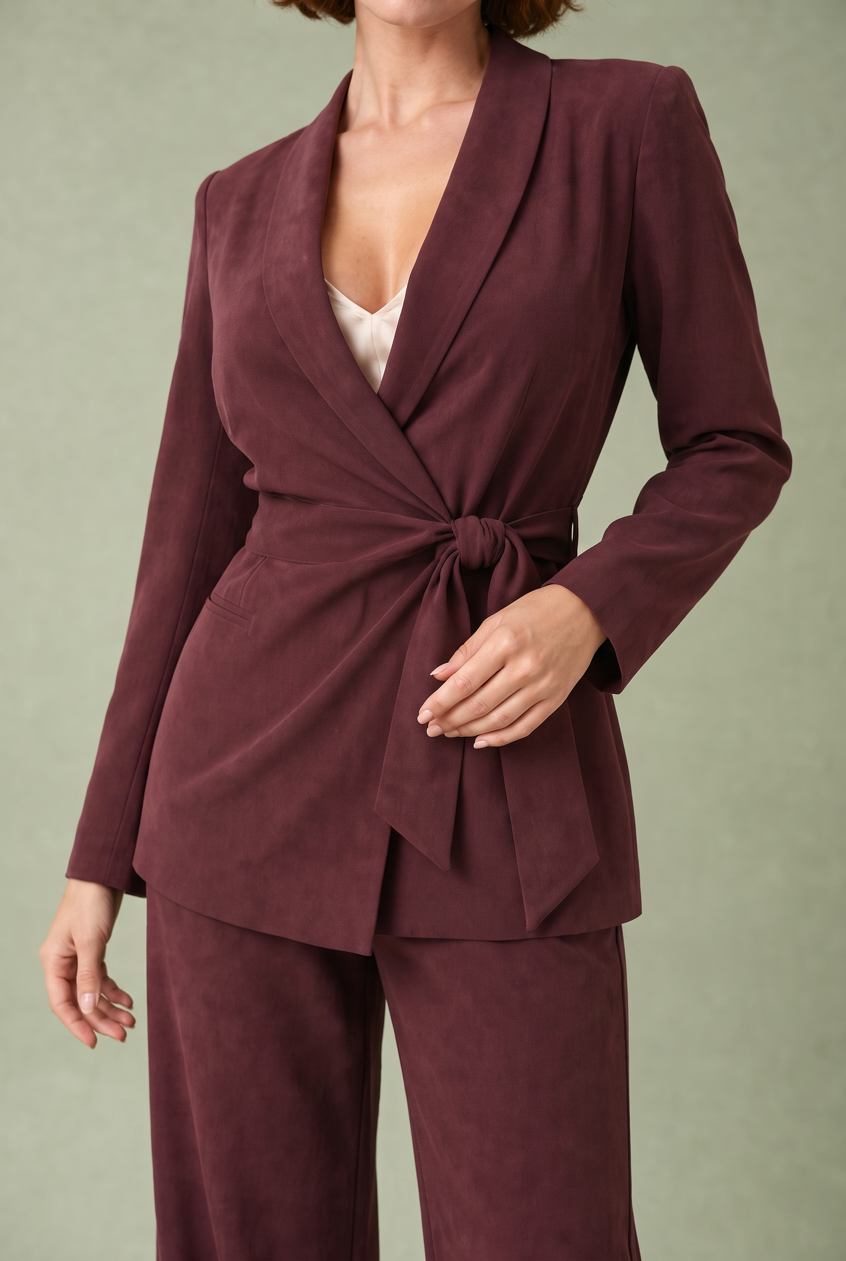 Tailleur pantalon croisé ceinturé | Vue rapprochée | Lounelle Paris