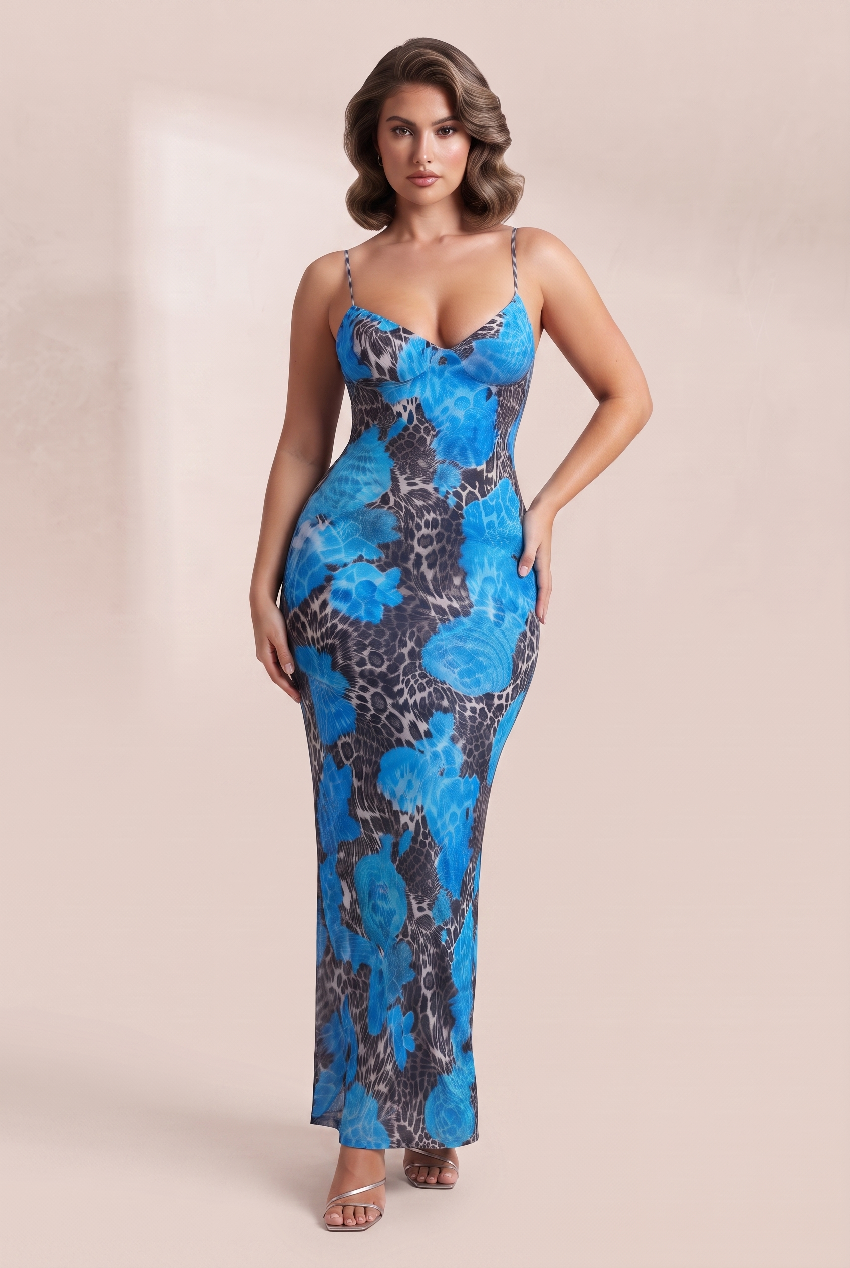 Robe longue bleue à fines bretelles | Porté sur une silhouette plus ronde | Lounelle Paris