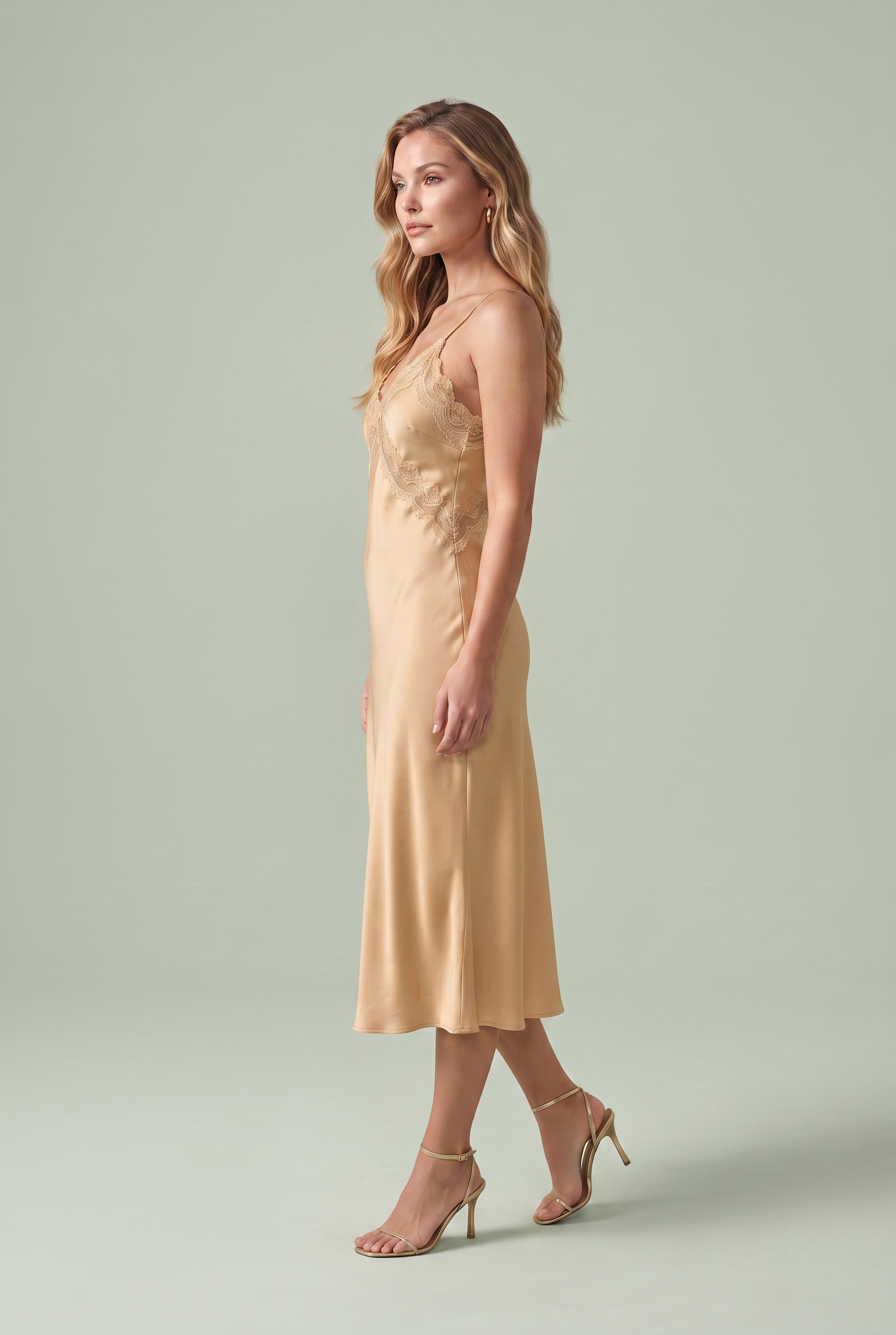 Robe midi satinée à bretelles | Vue de profil | Lounelle Paris