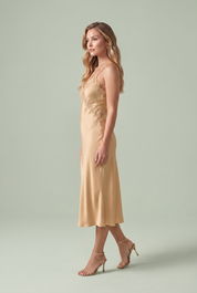 Robe midi satinée à bretelles | Vue de profil | Lounelle Paris