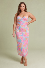 Robe midi florale à fines bretelles | Porté sur une silhouette plus ronde | Lounelle Paris
