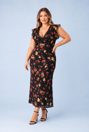 Robe noire florale à volants | Porté sur une silhouette plus ronde | Lounelle Paris