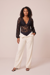 Body noir en dentelle manches longues | Porté sur une autre silhouette | Lounelle Paris