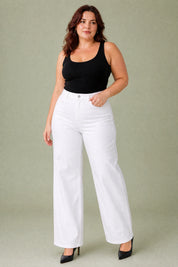 Jean blanc taille mi-haute coupe large | Porté sur une silhouette plus ronde | Lounelle Paris