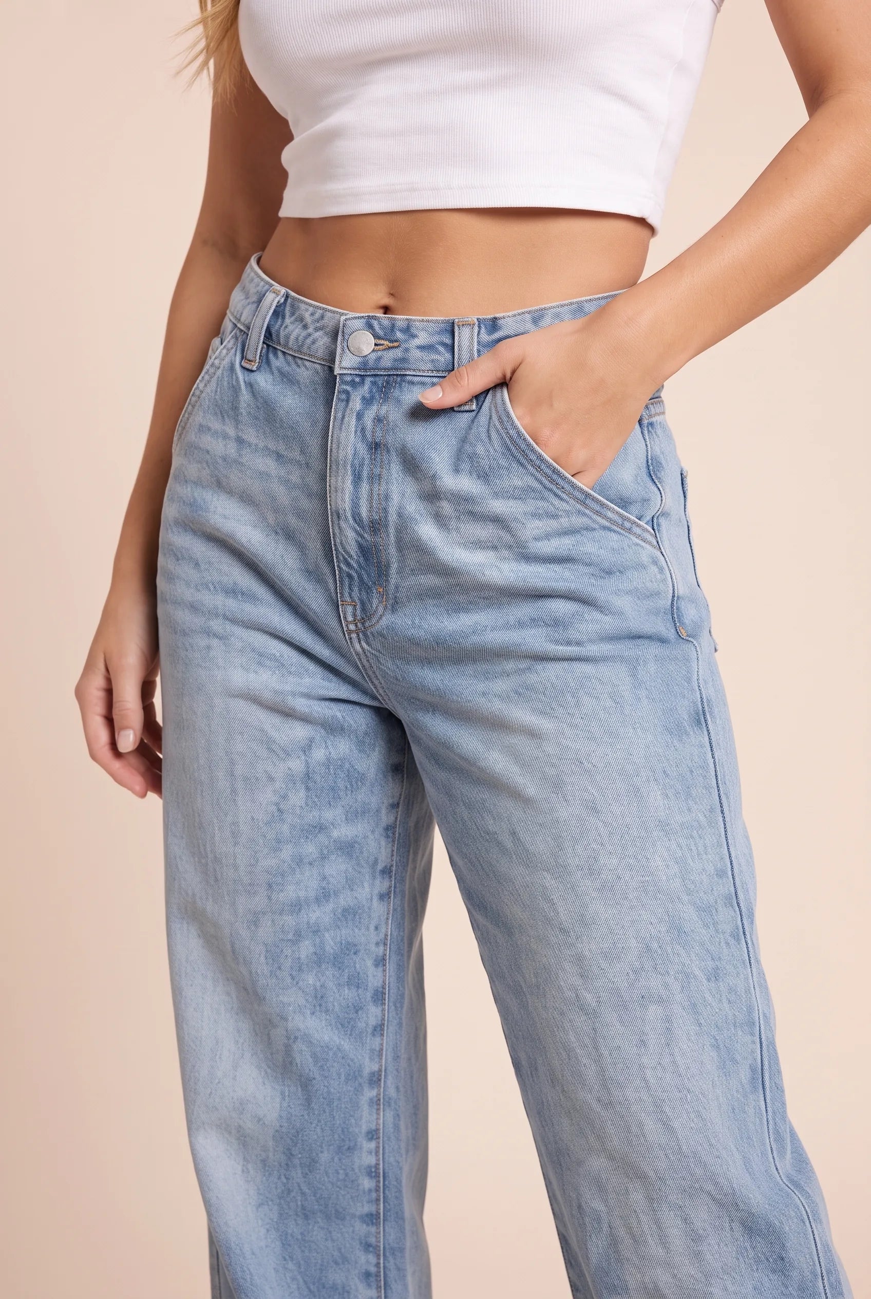 Jean bleu ample taille mi-haute | Vue rapprochée | Lounelle Paris