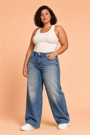 Jean bleu ample taille rabattable | Porté sur une silhouette plus ronde | Lounelle Paris