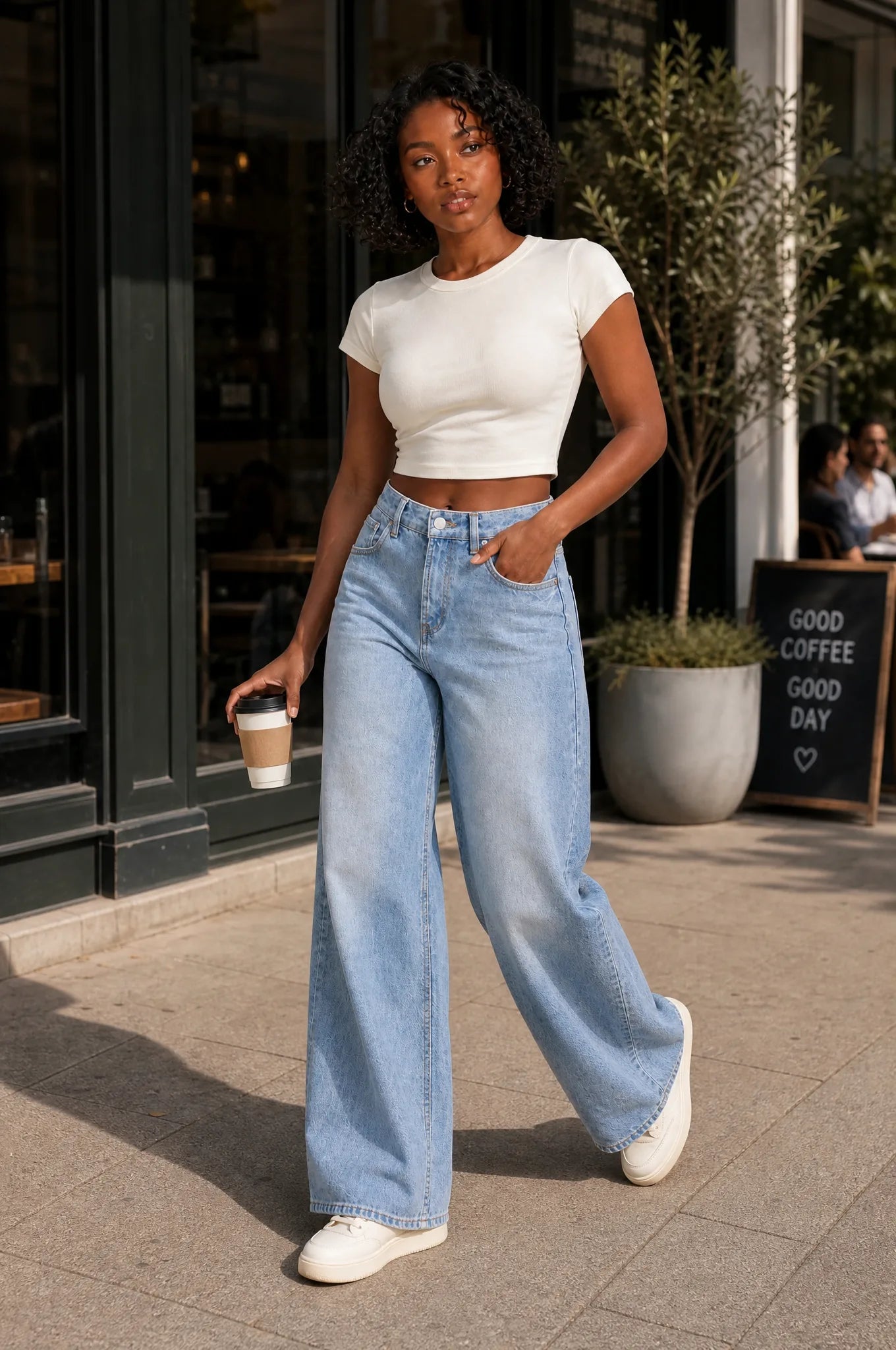 Jean bleu clair coupe ample | Photo lifestyle | Lounelle Paris