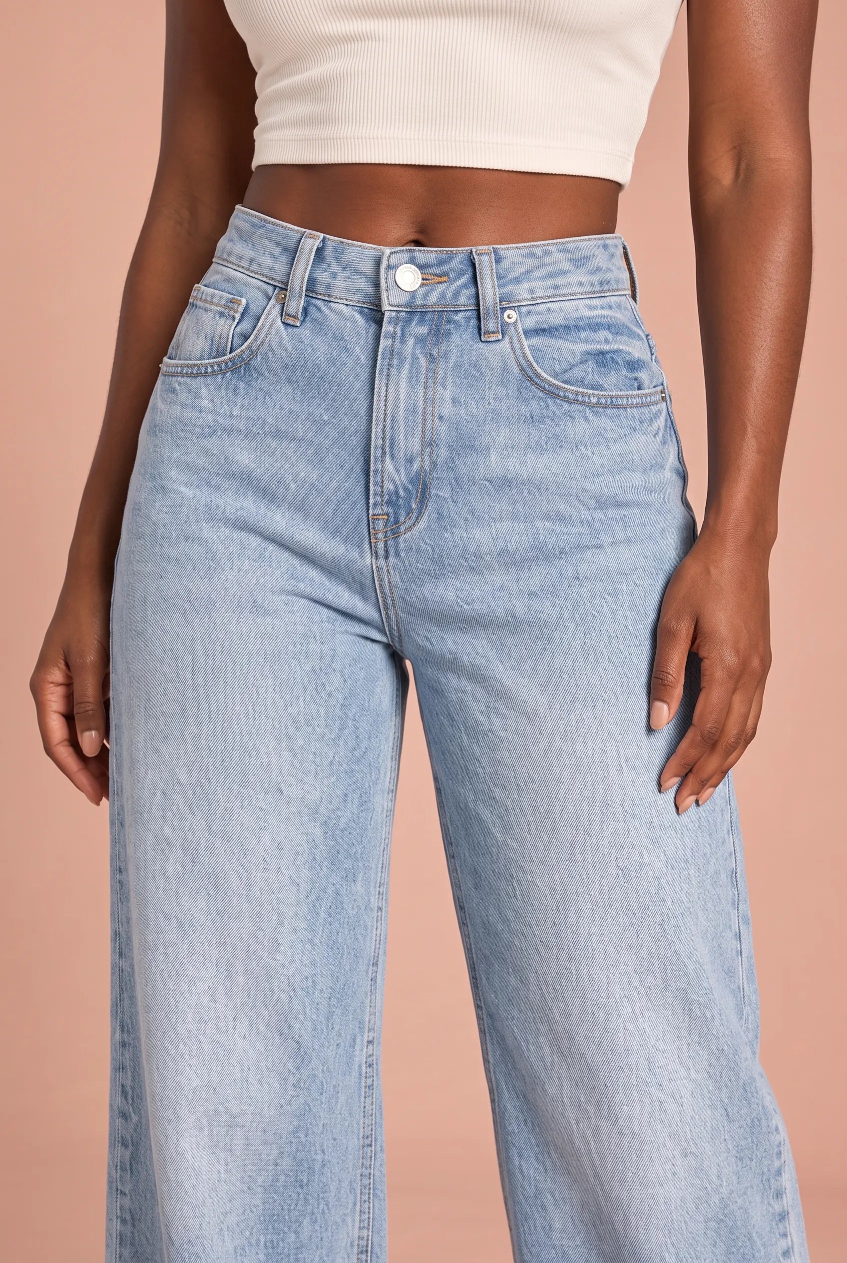 Jean bleu clair coupe ample | Vue rapprochée | Lounelle Paris