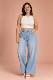 Jean bleu clair coupe ample | Porté sur une autre silhouette | Lounelle Paris