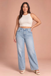 Jean bleu clair coupe ample | Porté sur une silhouette plus ronde | Lounelle Paris