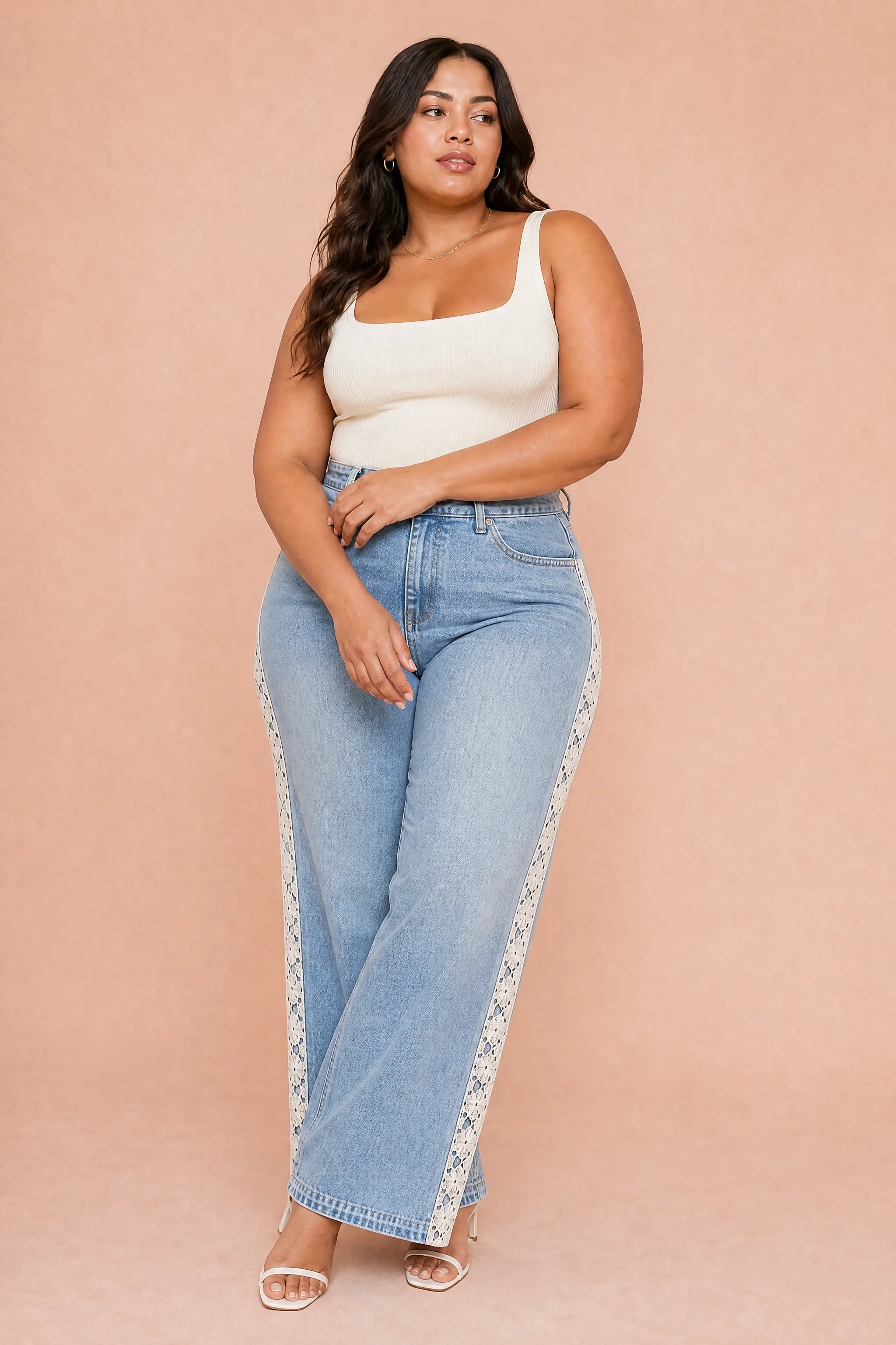 Jean bleu clair large à dentelle | Porté sur une silhouette plus ronde | Lounelle Paris