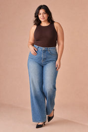 Jean bleu coupe ample taille mi-haute | Porté sur une silhouette plus ronde | Lounelle Paris