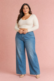 Jean bleu coupe ample taille mi-haute | Porté sur une silhouette plus ronde | Lounelle Paris