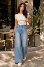 Jean bleu délavé coupe ample | Photo lifestyle | Lounelle Paris