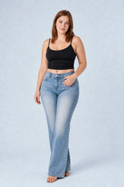 Jean bleu délavé coupe évasée | Porté sur une autre silhouette | Lounelle Paris