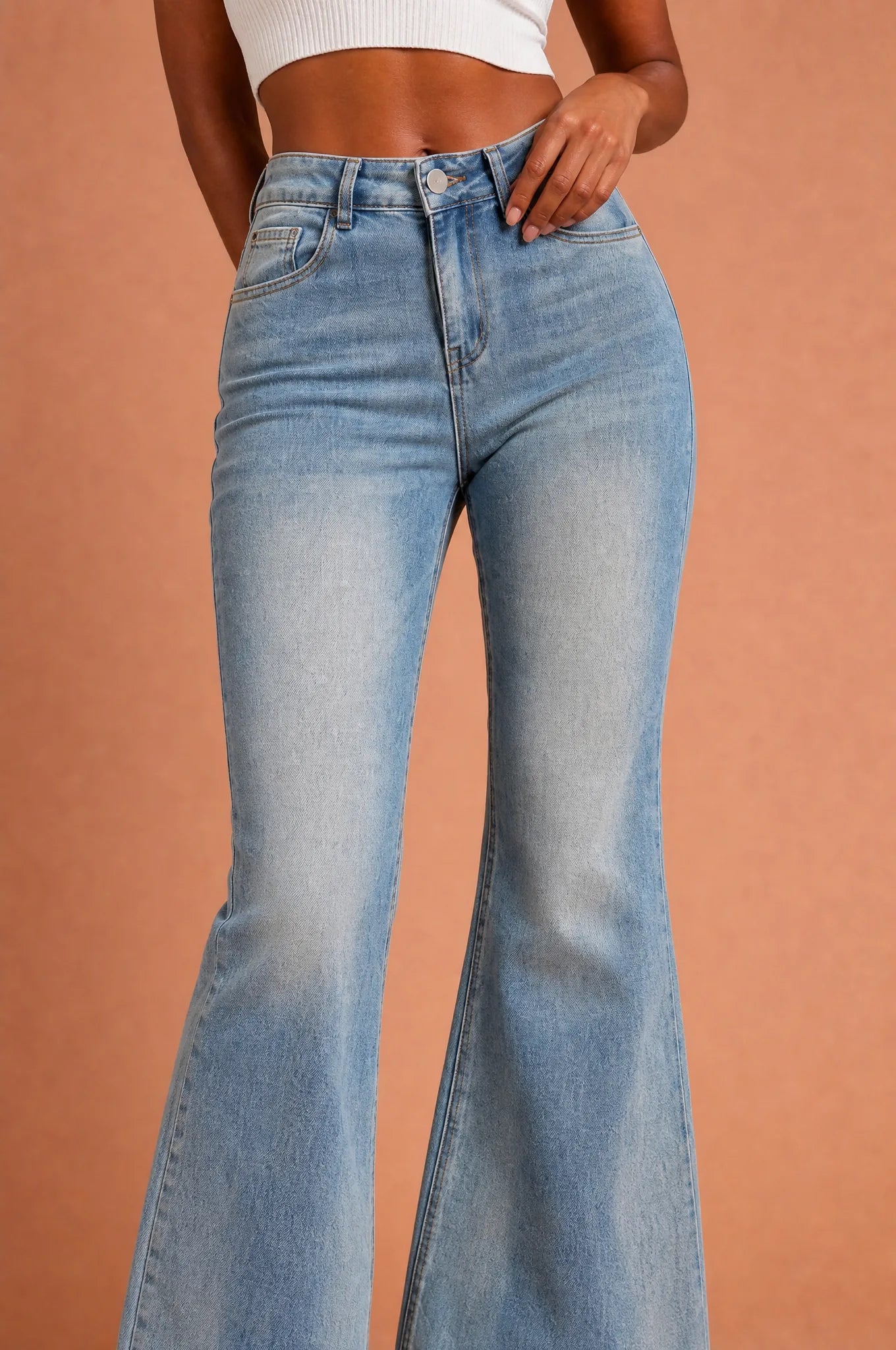 Jean bleu délavé coupe évasée | Vue rapprochée | Lounelle Paris