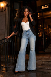 Jean bleu délavé coupe évasée | Deuxième photo lifestyle | Lounelle Paris